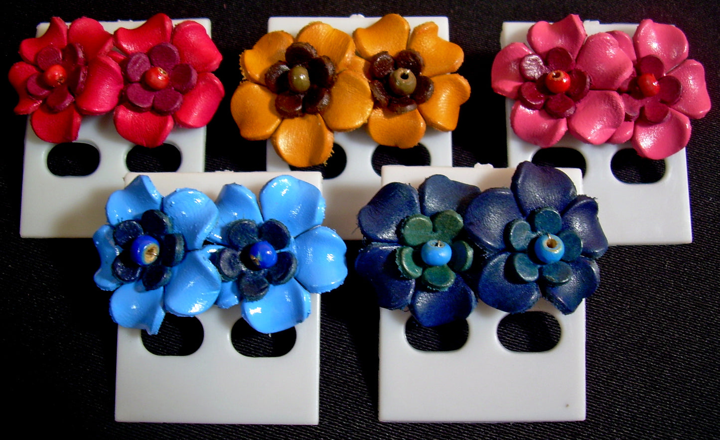 Flower w/ Rounded Petals Leather Earrings