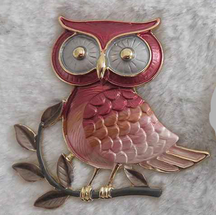 Red Owl Magnetic Pin